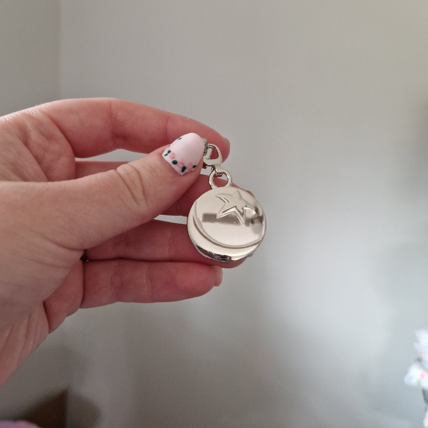 Star Ball shaped silver or rainbow #5 zipper pull