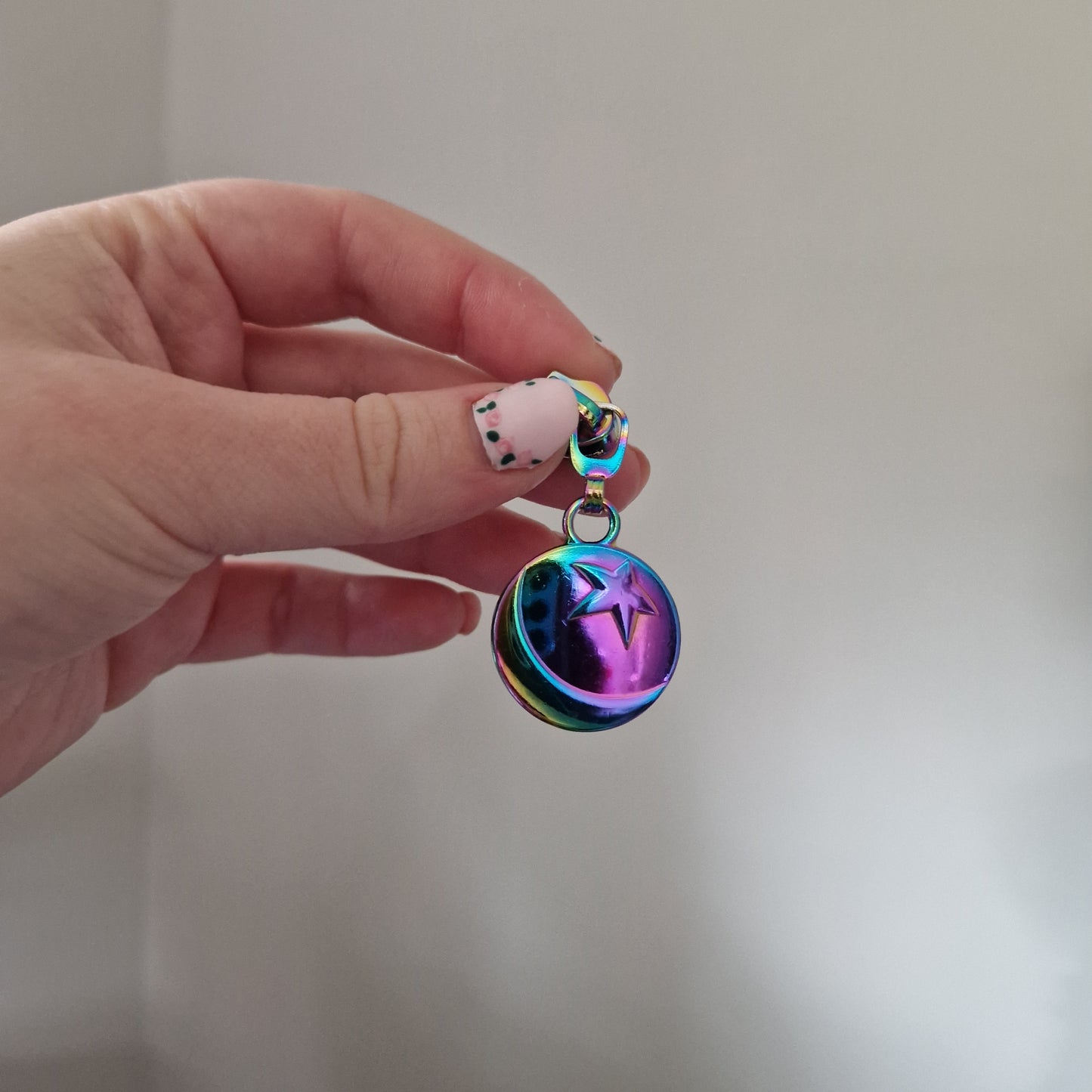 Star Ball shaped silver or rainbow #5 zipper pull